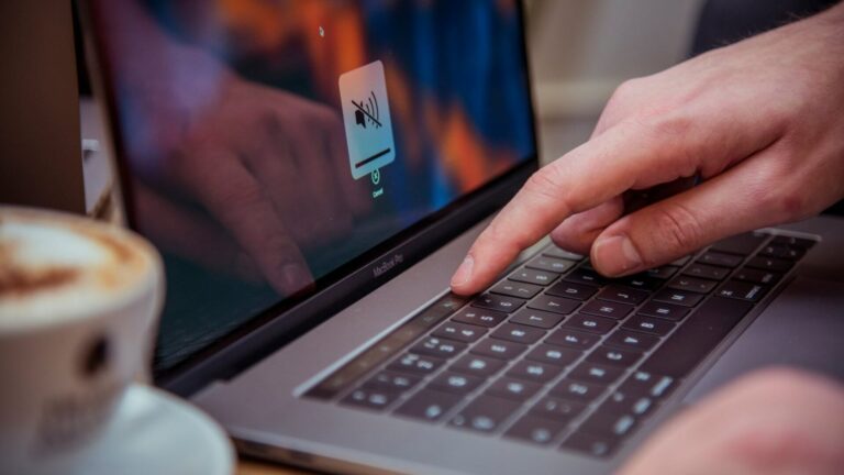 Apple Vẫn Chịu Rủi Ro Vì Thiết Kế Từ 10 Năm Trước