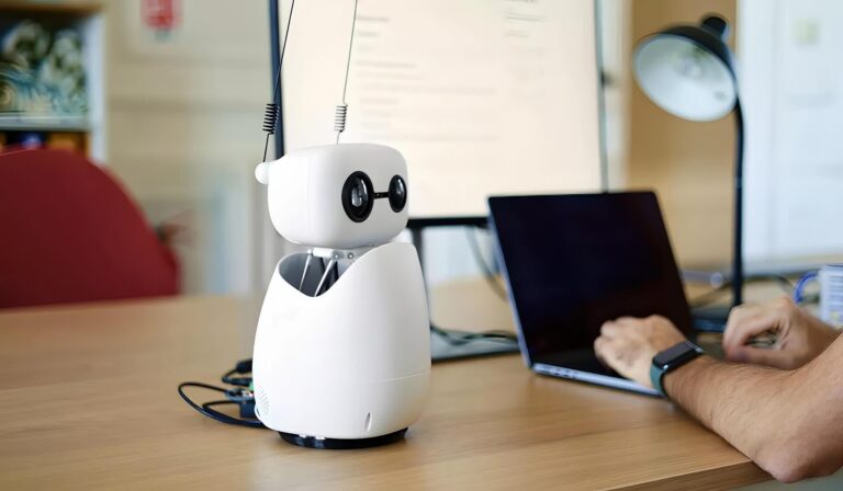 Hugging Face Ra Mắt Reachy Mini Robot để Bàn Mã Nguồn Mở Giá Chỉ Từ 299 Usd