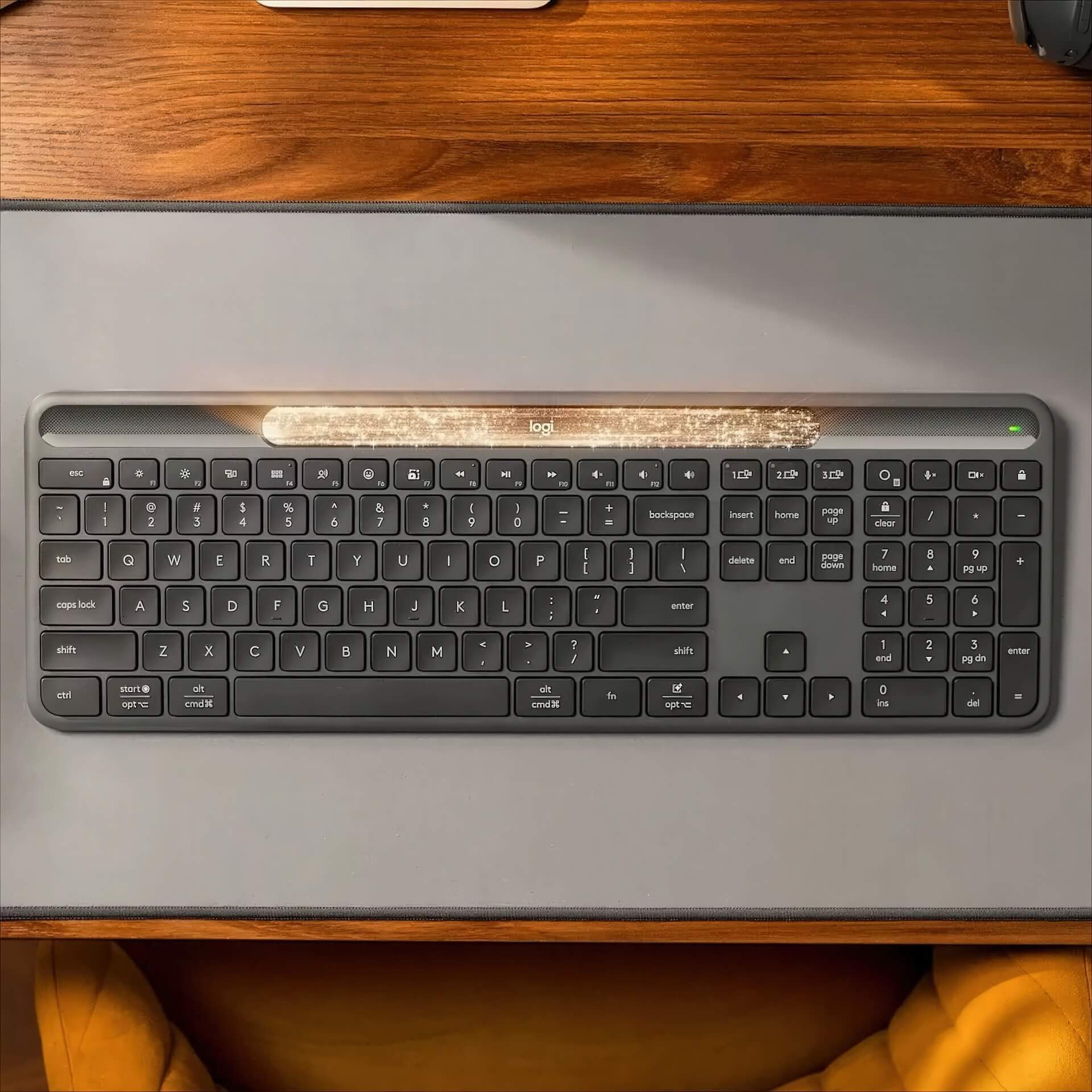 Logitech K980 Signature Slim Solar+ hoạt động bằng ánh sáng trong nhà