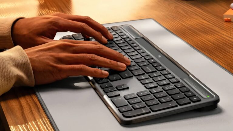 Logitech K980 Signature Slim Solar+ hoạt động bằng ánh sáng trong nhà