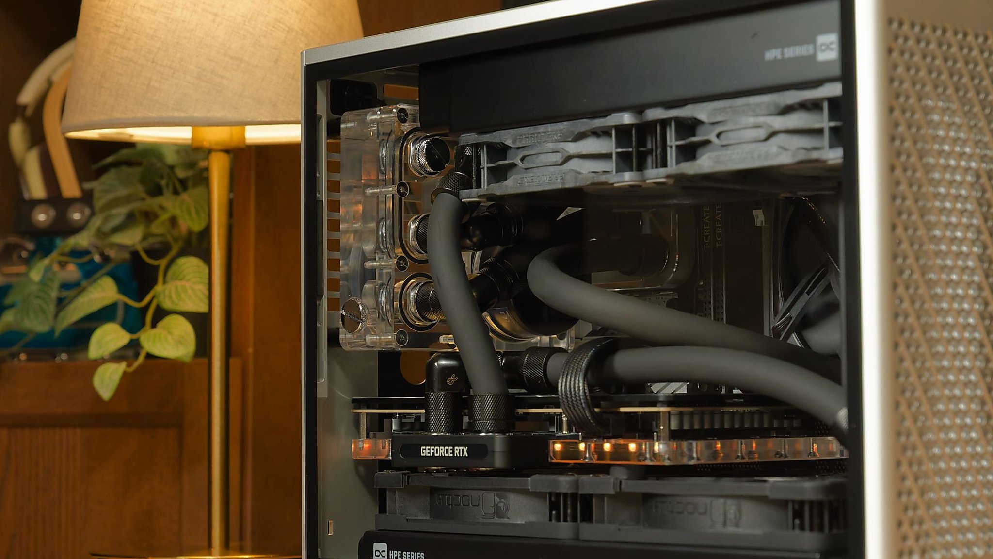 Một case 19 lít nhưng vẫn cố giữ đủ hiệu năng desktop đầu bảng