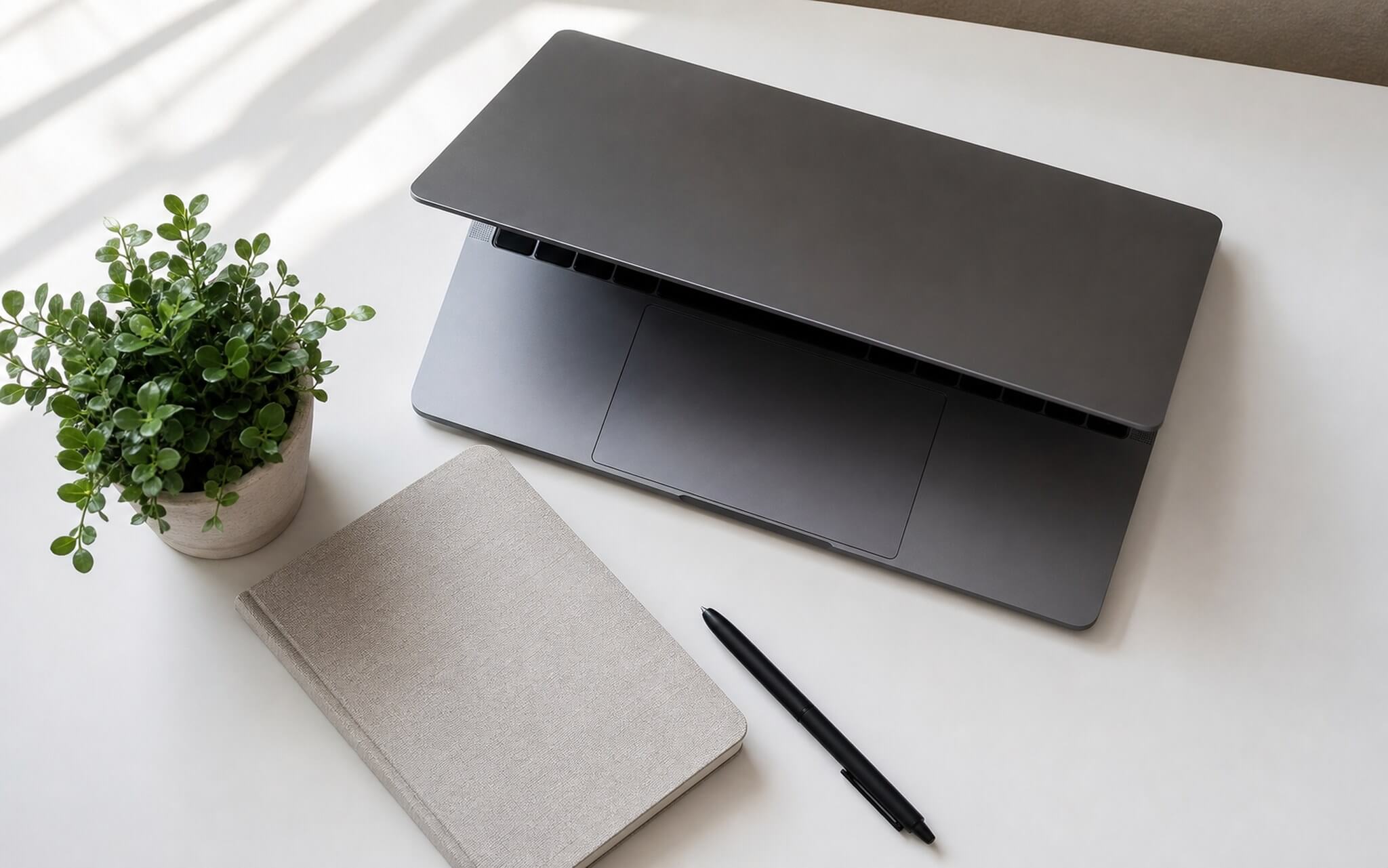 NPU laptop 2026: tại sao 45 TOPS là ranh giới của AI chạy offline?
