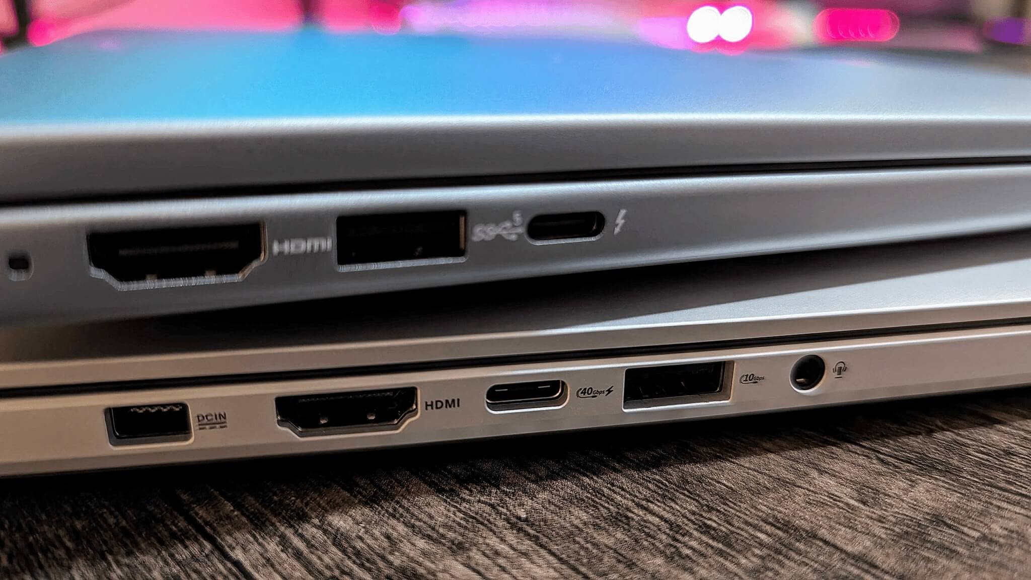 Dock một dây xuất 2 màn 4K qua cổng Thunderbolt 4 trên laptop Laptop cắm dock một dây xuất ra hai màn hình 4K đặt trên bàn làm việc