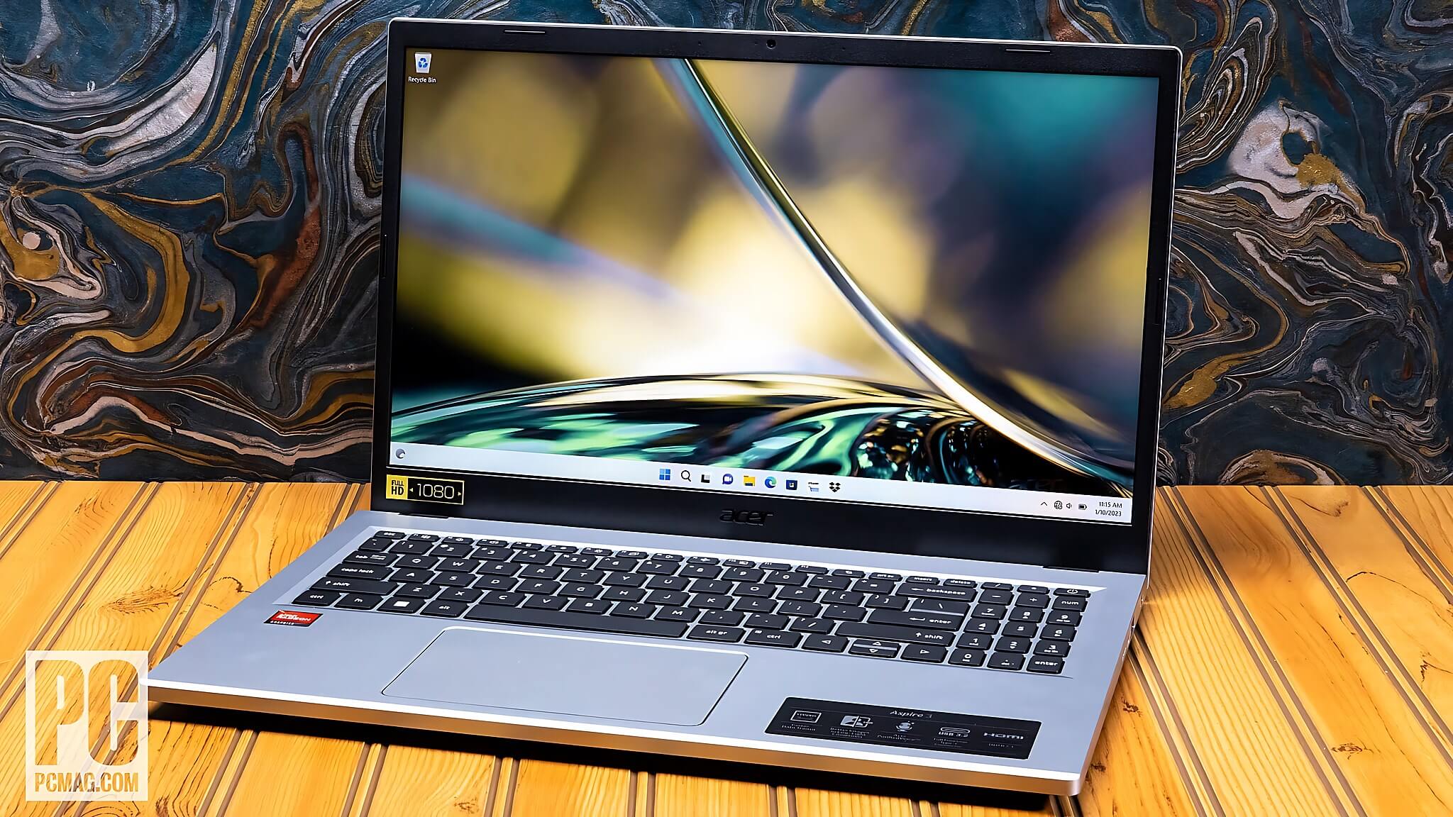 Cận cảnh bàn phím và cổng kết nối của Acer Aspire 3 15 và HP Pavilion Laptop 15 AMD