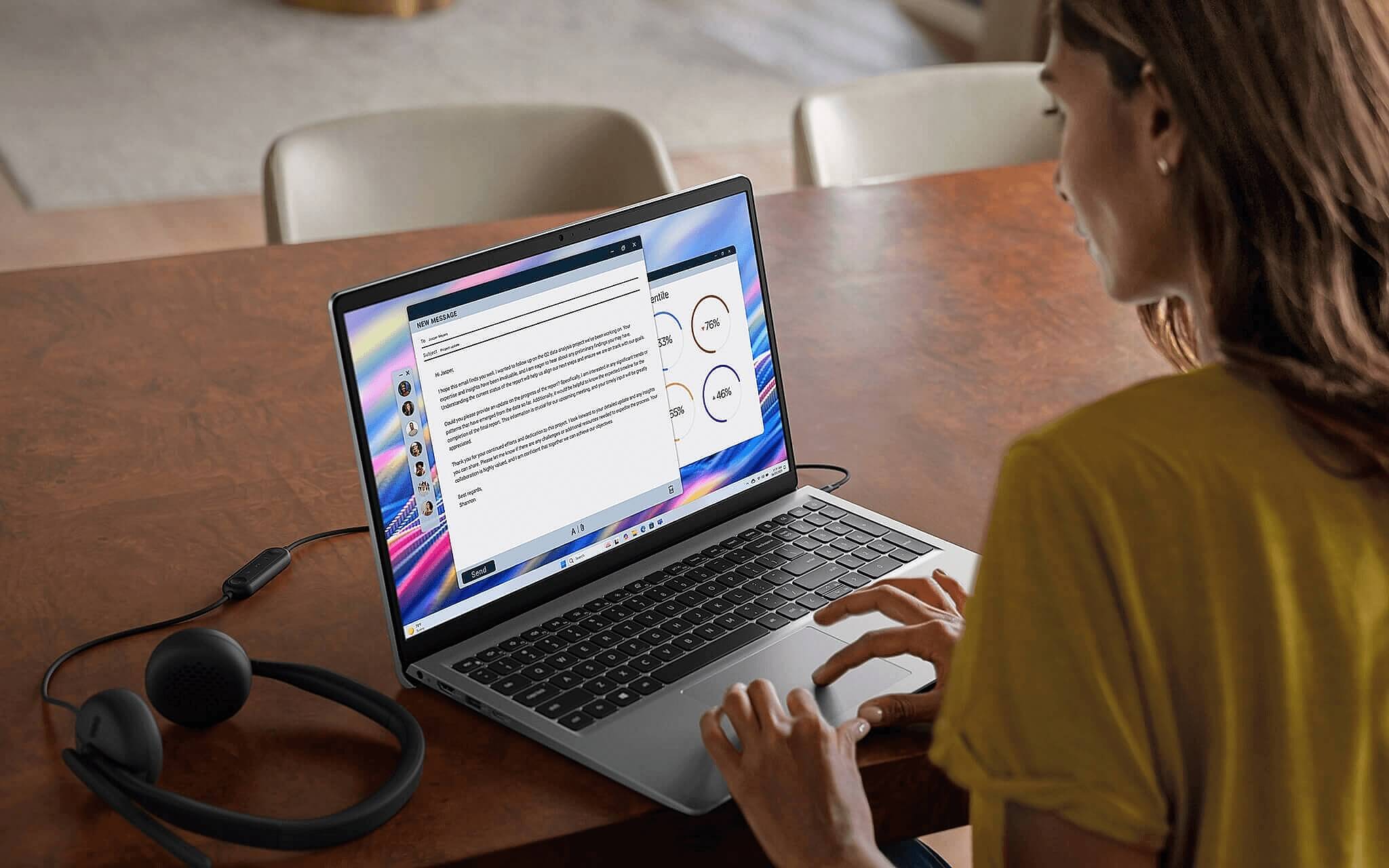 Người dùng gõ văn bản trên laptop mỏng dùng bàn phím membrane